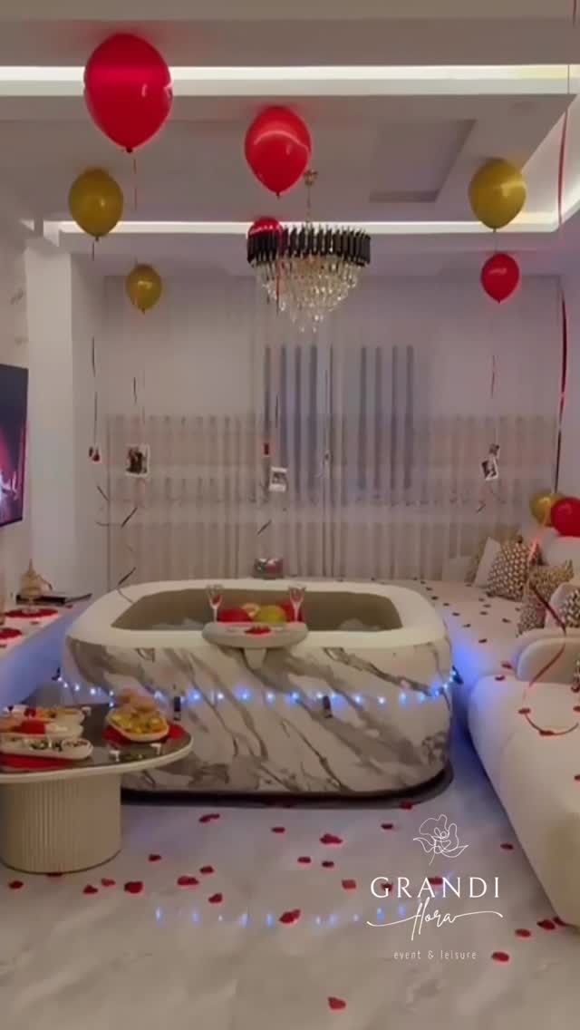 Décoration d’anniversaire rouge et dorée publiée sur Instagram.