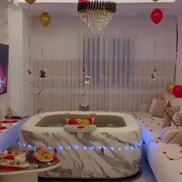 Décoration d’anniversaire rouge et dorée publiée sur Instagram.