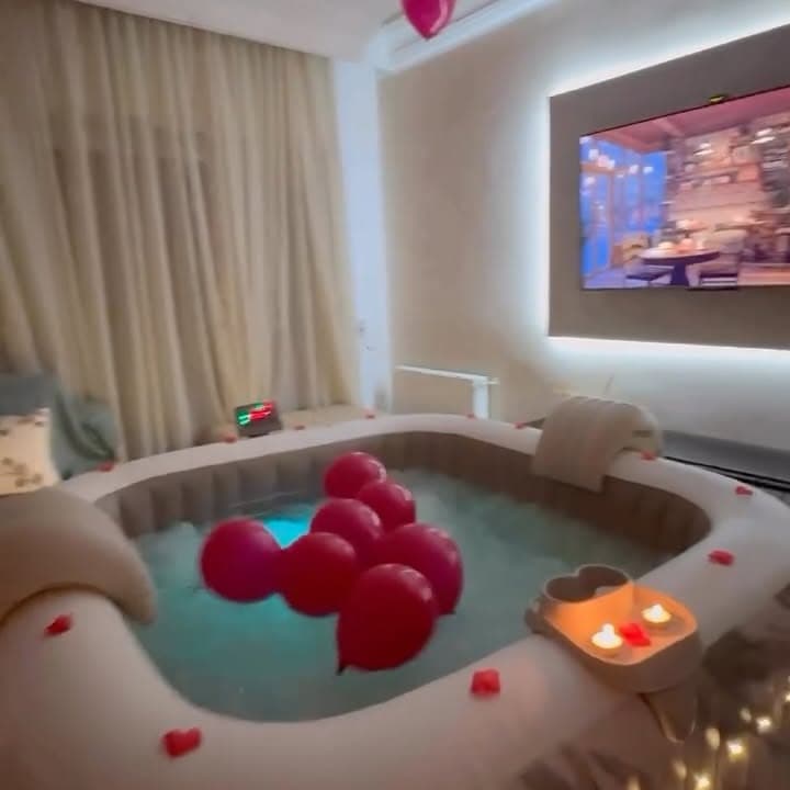 Décoration rouge intense publiée sur Instagram.