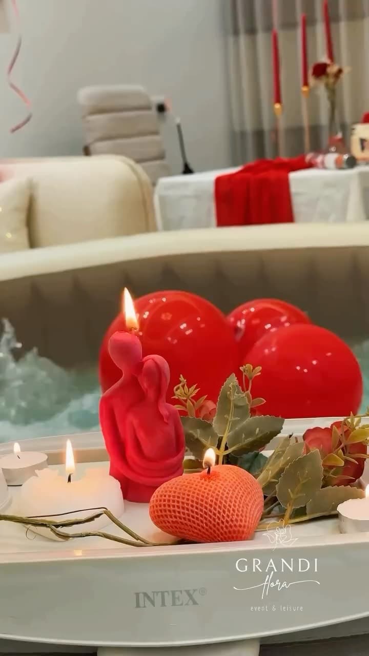 Décoration élégante avec jacuzzi éclairé à domicile.