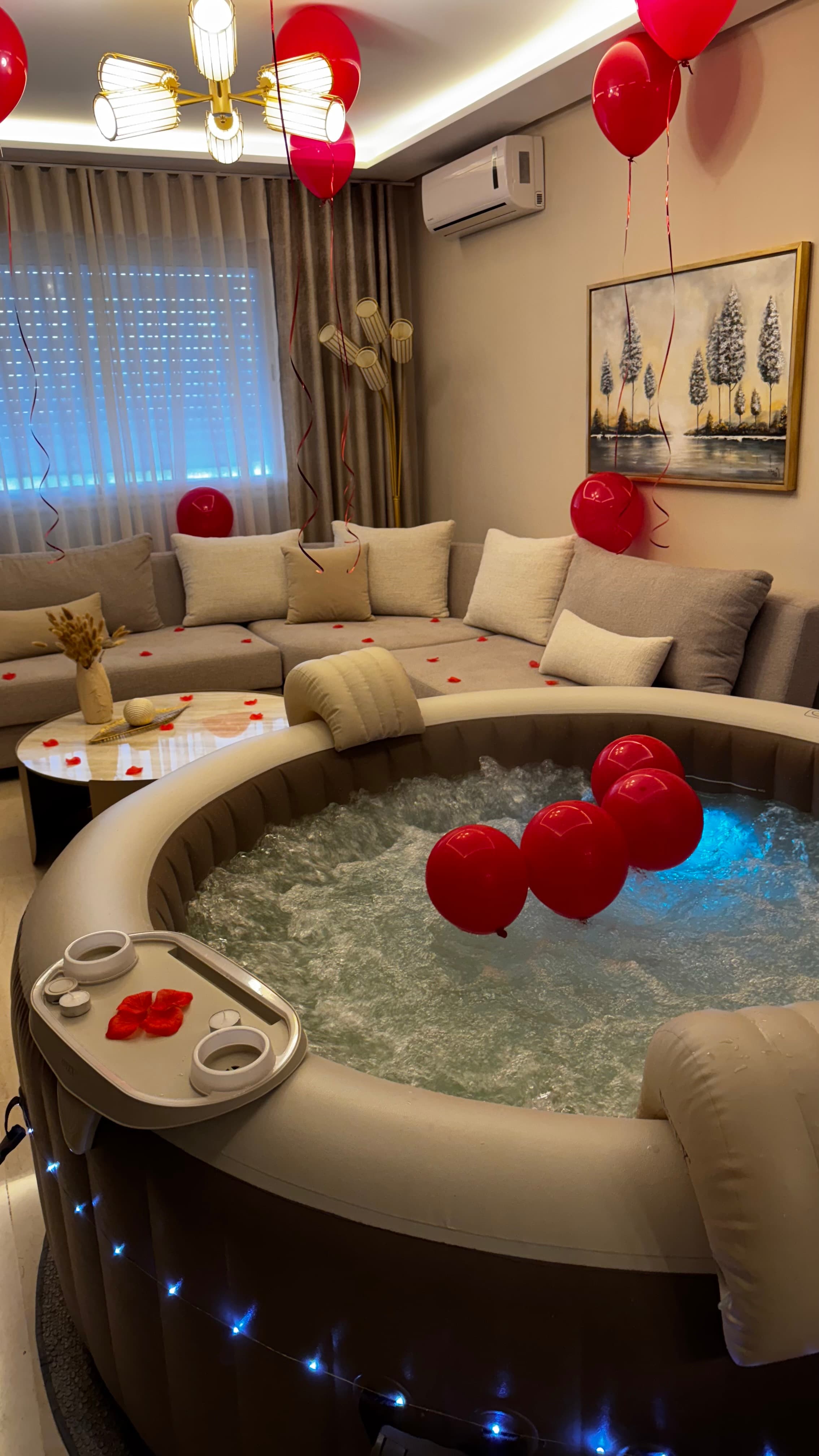 Jacuzzi à domicile avec décoration romantique.