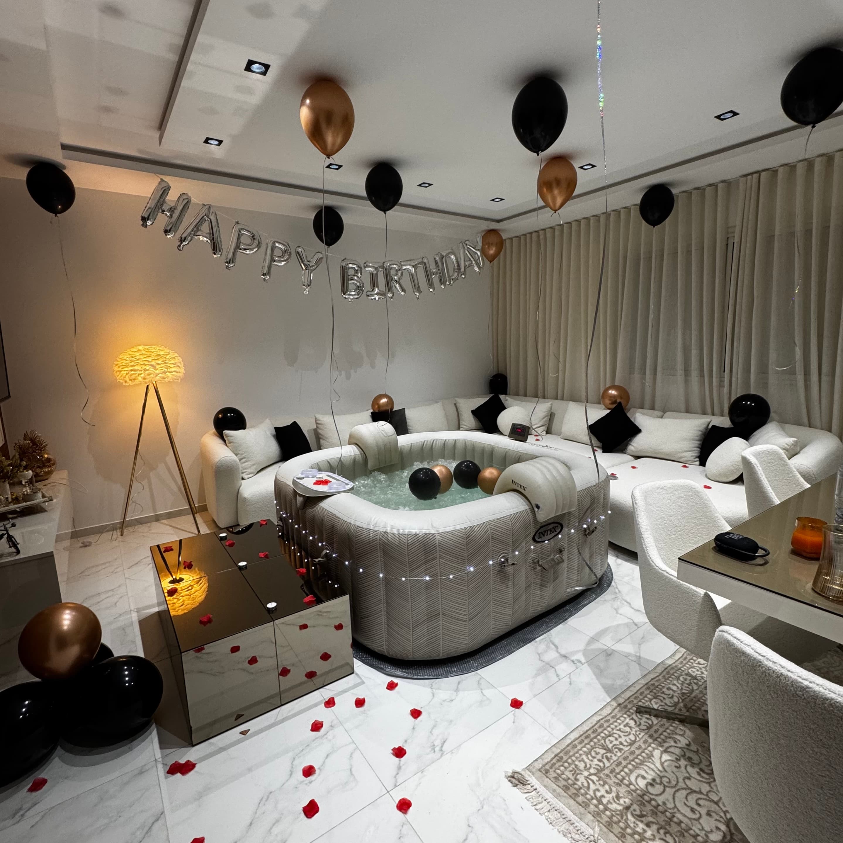 Décoration d’anniversaire élégante autour d’un jacuzzi.