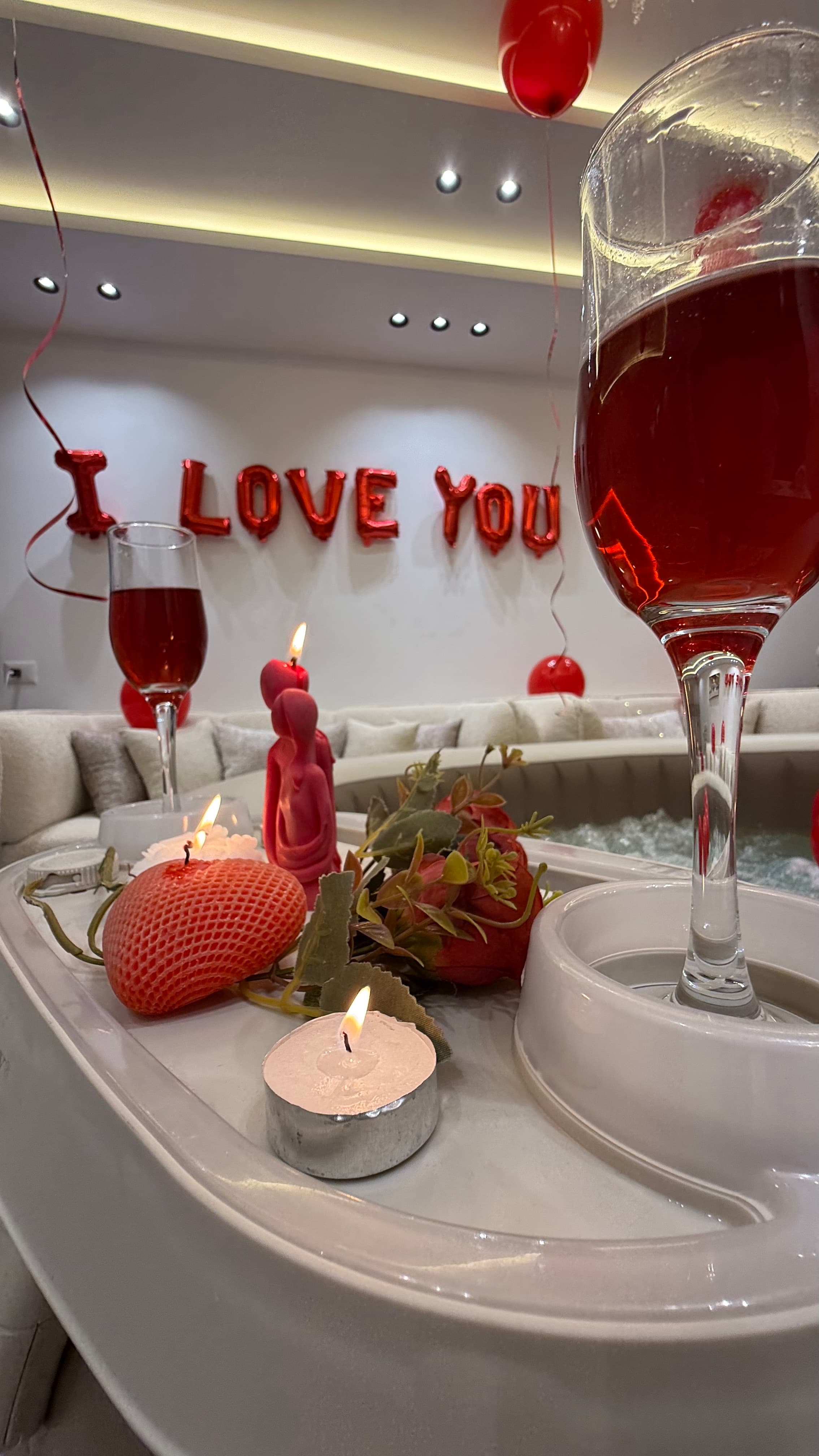 Décoration romantique autour d’un jacuzzi.